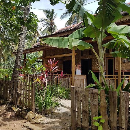 Red Island Bungalows Pasanggaran Ngoại thất bức ảnh