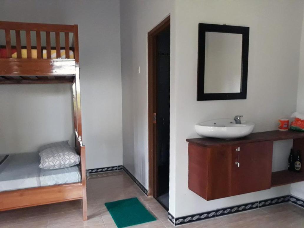Red Island Bungalows Pasanggaran Phòng bức ảnh