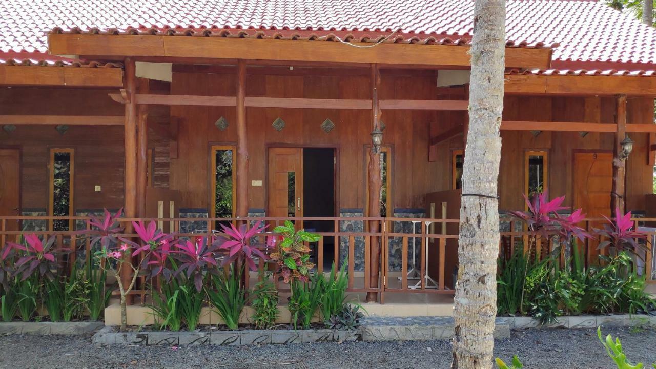 Red Island Bungalows Pasanggaran Ngoại thất bức ảnh